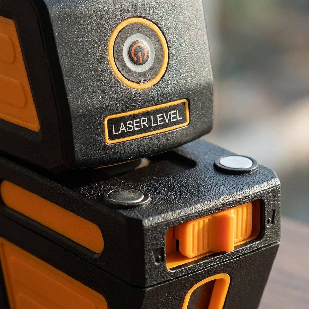 Detalhe dos botões de controle e base magnética do nível a laser