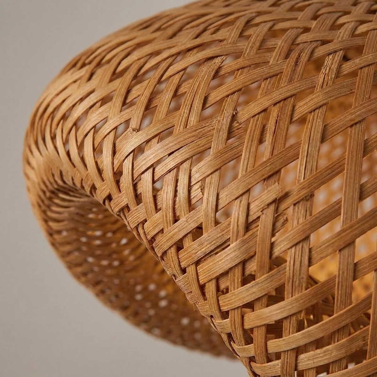 Detalhe da trama artesanal de bambu do lustre pendente Tianjin