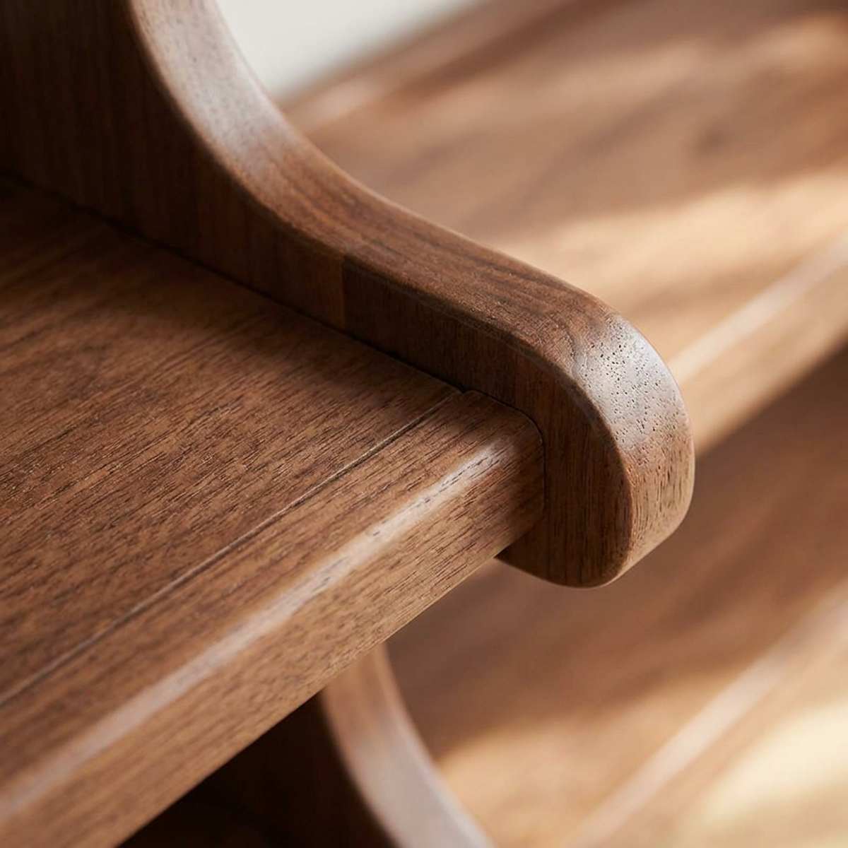Detalhe do encaixe de empilhamento e textura da madeira da sapateira modular