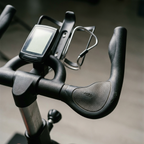 Homem treinando na Bicicleta Ergométrica Indoor em home gym