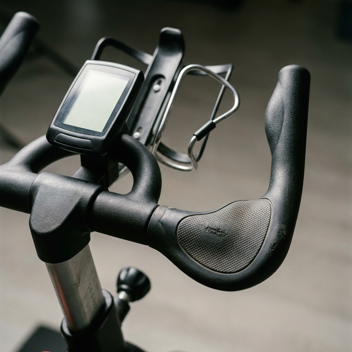Homem treinando na Bicicleta Ergométrica Indoor em home gym