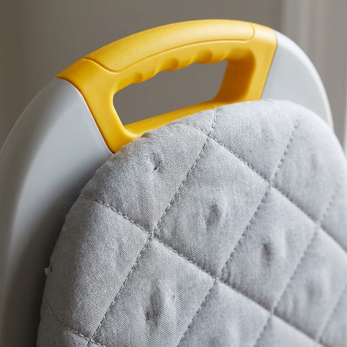 Detalhe do tecido acolchoado e da alça amarela da tábua CompactPress