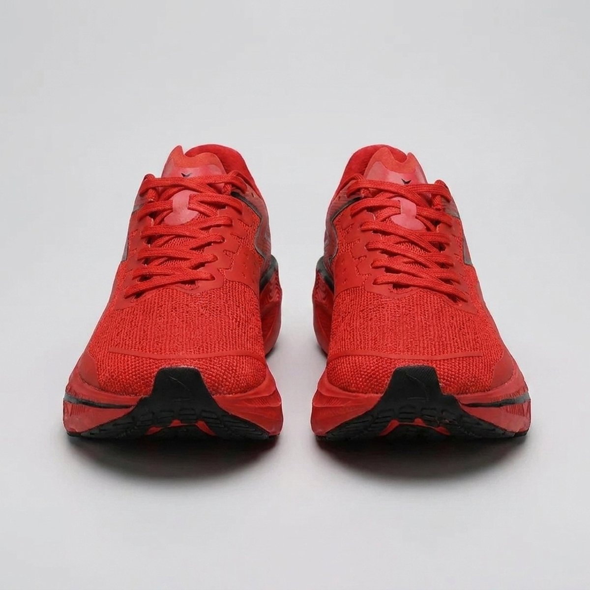 Tênis esportivo ImpulseFit cor vermelho - fundo neutro